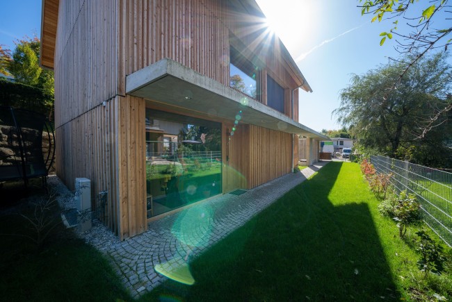 <div class='title1'></div><div class='title2'></div>