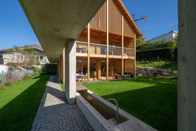 <div class='title1'></div><div class='title2'></div>