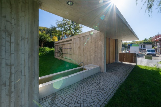 <div class='title1'></div><div class='title2'></div>