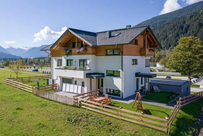 <div class='title1'></div><div class='title2'></div>