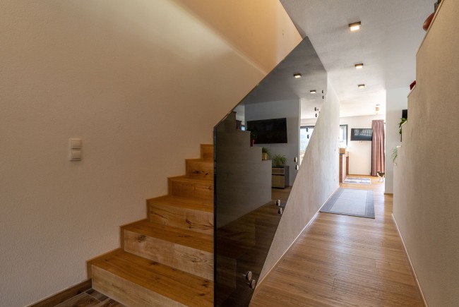 <div class='title1'></div><div class='title2'></div>