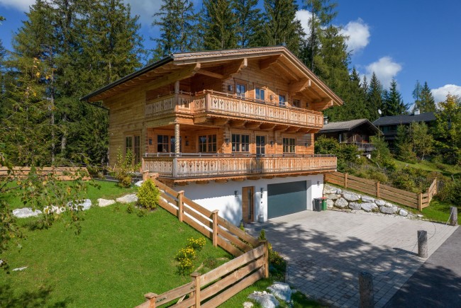 <div class='title1'></div><div class='title2'></div>