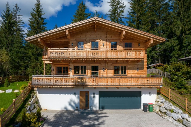 <div class='title1'></div><div class='title2'></div>