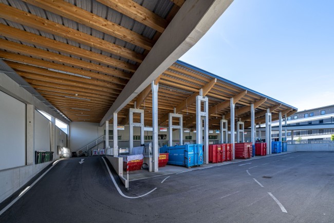 <div class='title1'></div><div class='title2'></div>