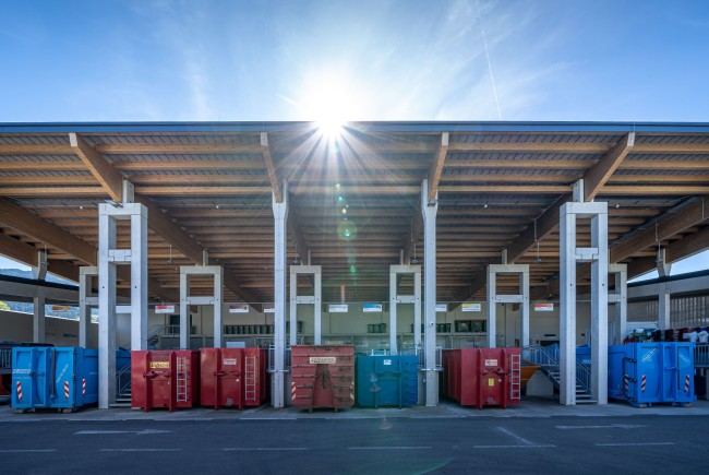 <div class='title1'></div><div class='title2'></div>