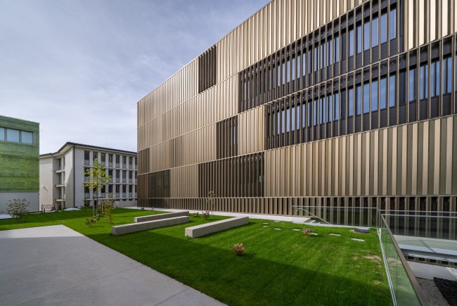 <div class='title1'></div><div class='title2'></div>