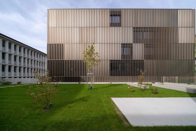 <div class='title1'></div><div class='title2'></div>