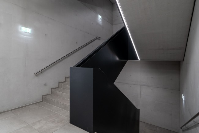 <div class='title1'></div><div class='title2'></div>