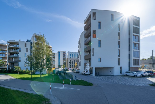 <div class='title1'></div><div class='title2'></div>