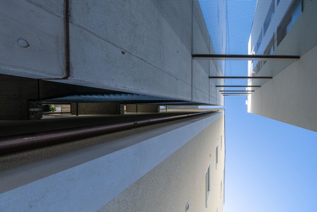 <div class='title1'></div><div class='title2'></div>