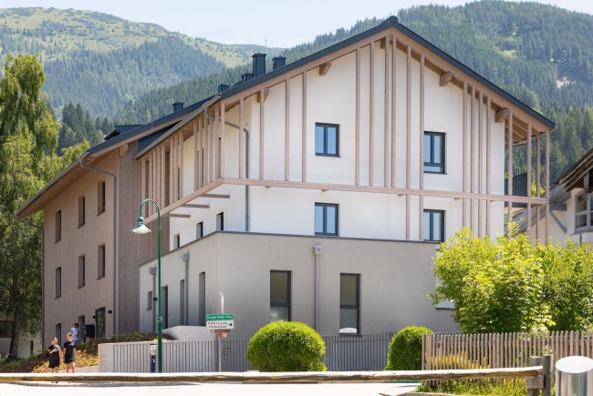 <div class='title1'></div><div class='title2'></div>