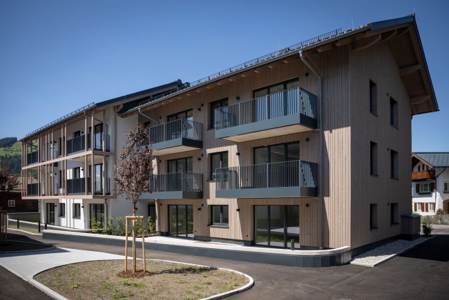 <div class='title1'></div><div class='title2'></div>