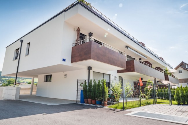 <div class='title1'></div><div class='title2'></div>