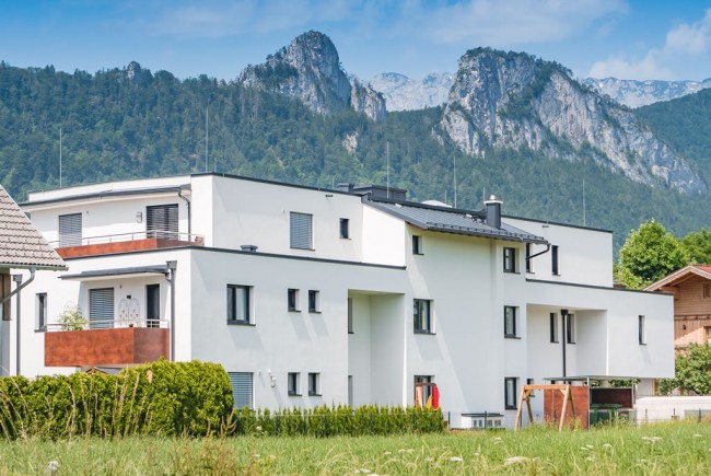 <div class='title1'></div><div class='title2'></div>